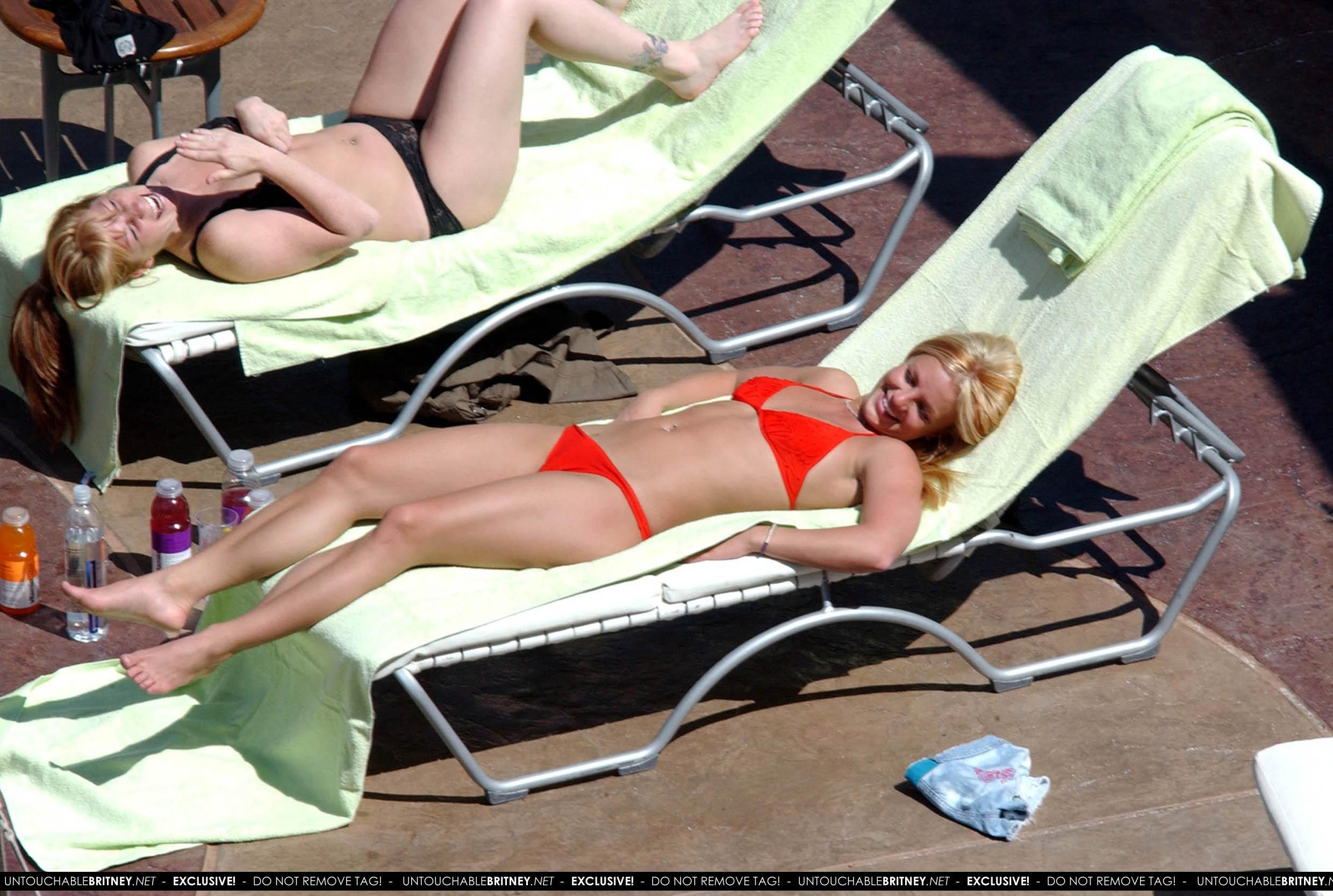 Britney_Spears_--_L2003_l_Mix_In_Bikini_01.jpg