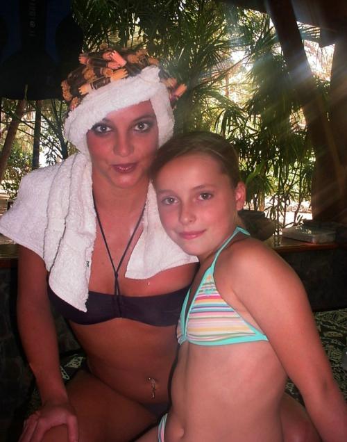 Britney_Spears_--_2004_l_Mix_In_Bikini_26.jpg