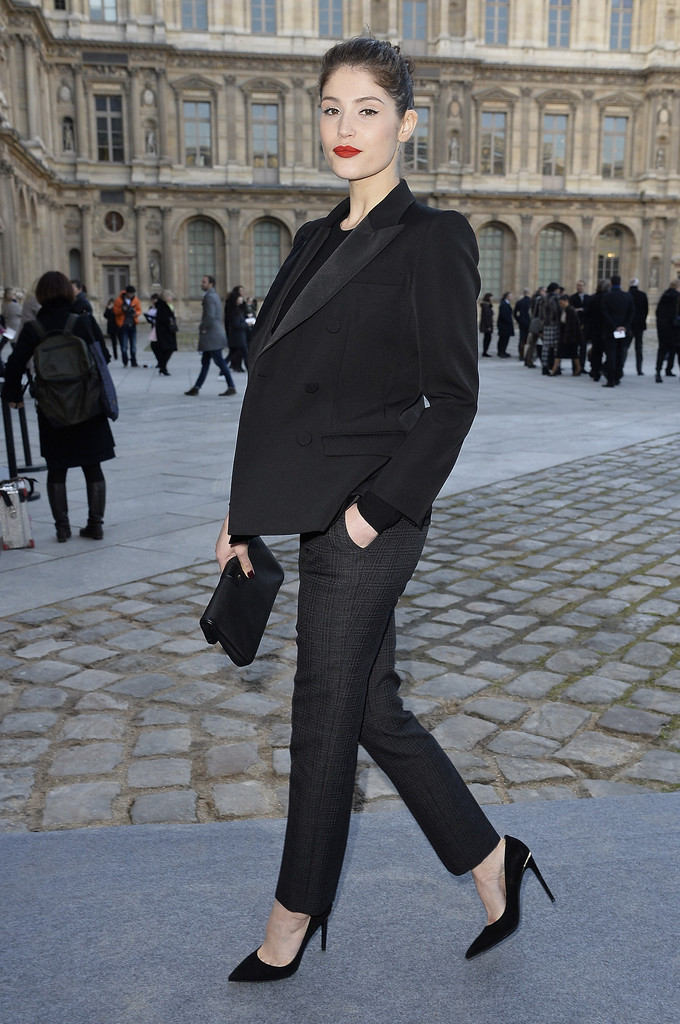 Gemma_Arterton_Louis_Vuitton_Outside_Arrivals_EscwA5aG6Cix.jpg