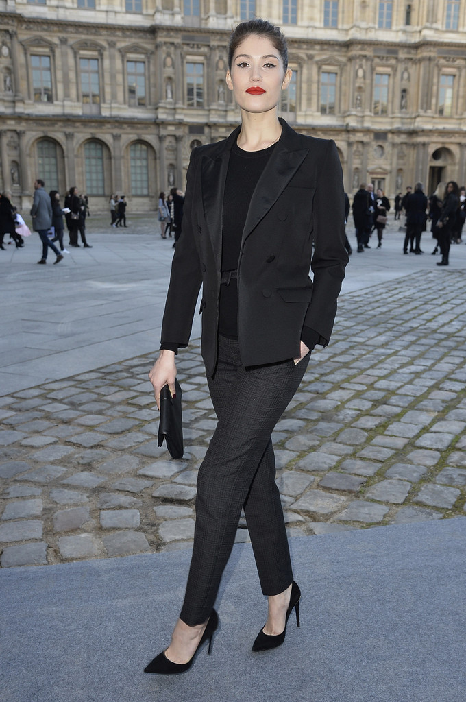 Gemma_Arterton_Louis_Vuitton_Outside_Arrivals_hKN1Cs1Vnqqx.jpg